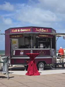 Our Story Ihr EventCaterer in Schleswig-Holstein. Mit nordischem Flammlachs, hausgemachten Fischdelikatessen bis hin zu italienitalienischen Gebäckspezialitäten machen wir Ihr Event zu etwas ganz Besonderem! Kult&Genuss