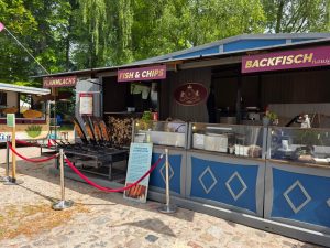 Our Story Ihr EventCaterer in Schleswig-Holstein. Mit nordischem Flammlachs, hausgemachten Fischdelikatessen bis hin zu italienitalienischen Gebäckspezialitäten machen wir Ihr Event zu etwas ganz Besonderem! Flammlachs & Co