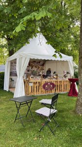 Our Story Ihr EventCaterer in Schleswig-Holstein. Mit nordischem Flammlachs, hausgemachten Fischdelikatessen bis hin zu italienitalienischen Gebäckspezialitäten machen wir Ihr Event zu etwas ganz Besonderem! Dolce Vita & Park and Garden